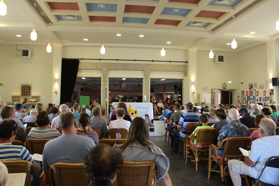 03_Gemeinde im Sonntagsgottesdienst.jpg