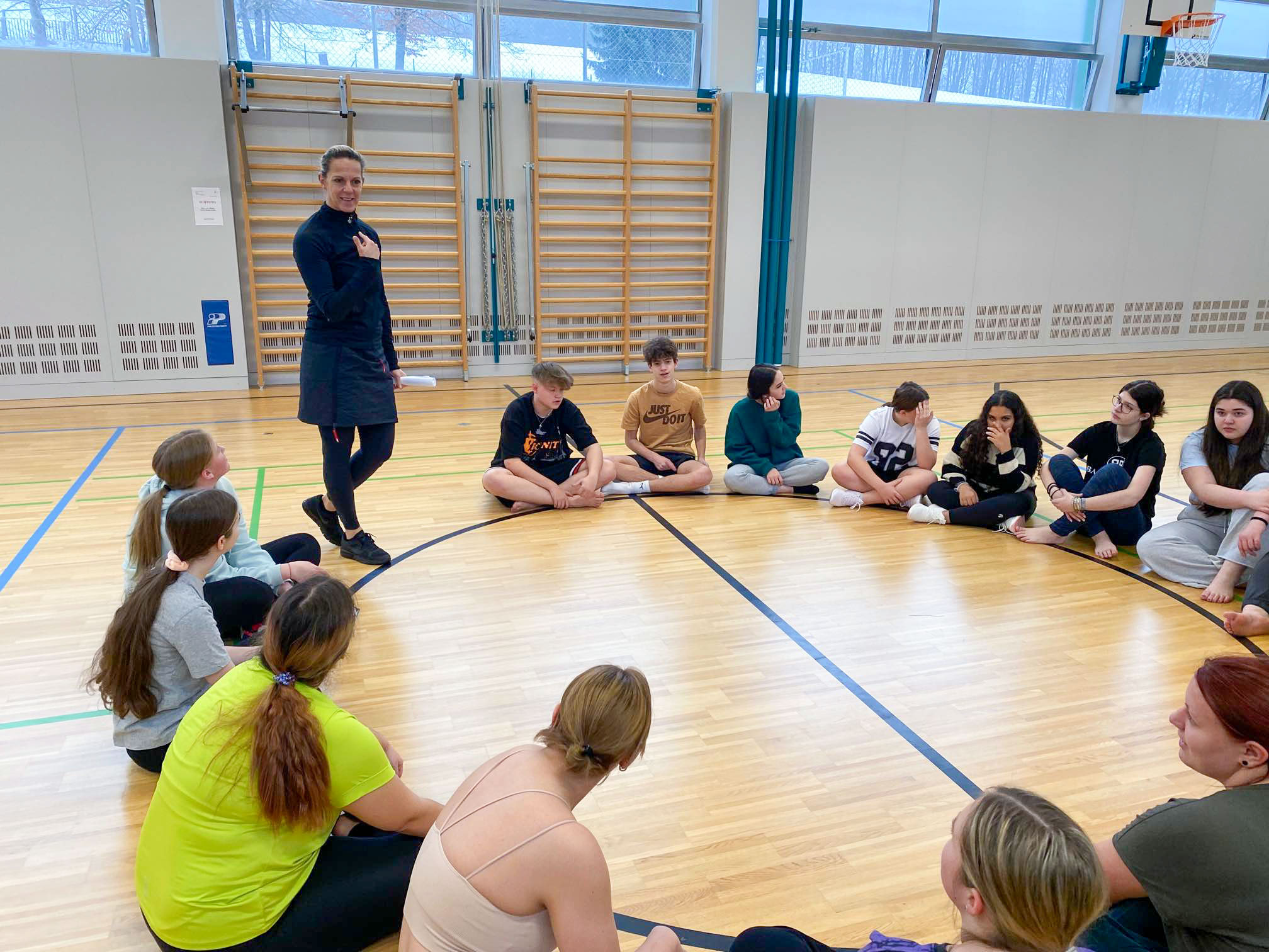 Bewegungsspiele, bei denen Sprache eine zentrale Rolle spielt.